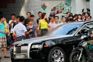 Hà Hồ lái Rolls-Royce Ghost đi dự sự kiện