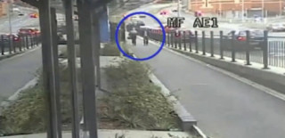  Hai người đi bộ may mắn thần kỳ 