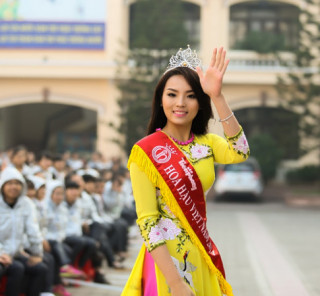 Hoa hậu Kỳ Duyên trổ tài ca hát khi về thăm trường cũ
