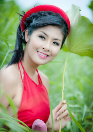 Hoa hậu Việt đọ lưng mịn với áo yếm