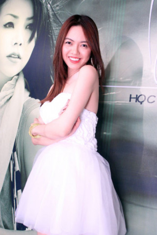 Hoàng Điệp khoe làn da trắng ngần