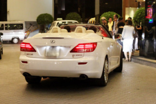 Hoàng My lái Lexus mui trần nổi bật