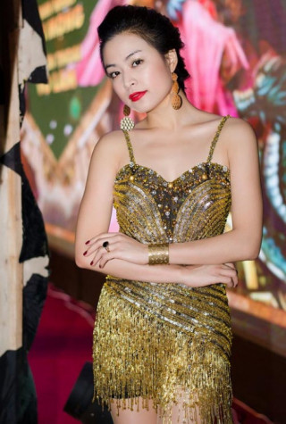 Hoàng Thùy Linh nhấp nháy hoa mắt