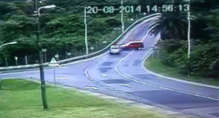 Hơn mười học sinh tiểu học văng ra từ xe 8 chỗ 