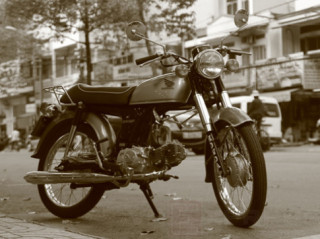  Honda Benly 50S ‘cáu cạnh’ giữa Sài thành 