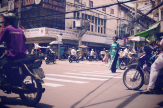 Hồng Ánh quý phái với áo dài xưa