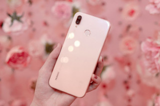 Huawei Nova 3e chinh phục phái đẹp với phiên bản hồng Sakura pink