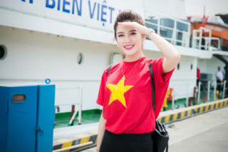 Huyền My giản dị diện áo cờ đỏ thăm tàu cảnh sát biển
