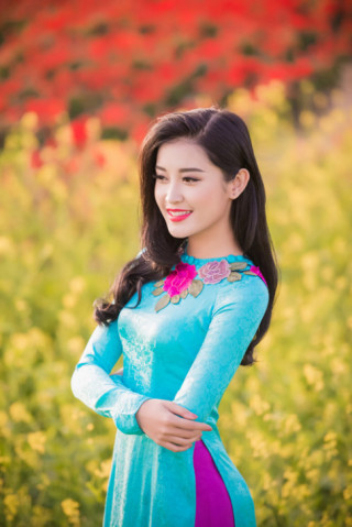 Huyền My khoe đường cong hút mắt với áo dài xuân