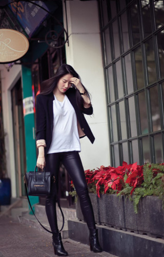 Khám túi Chung Thục Quyên ngắm hàng hiệu