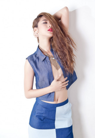 Kim Dung hút mắt với ngực trần, eo thon