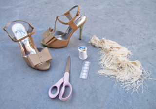 Làm đẹp cho đôi sandal màu nude