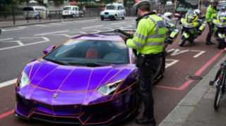 Lamborghini Aventador màu tím bị cảnh sát ‘tóm’