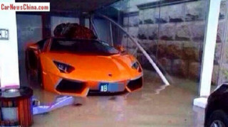 Lamborghini Aventador Roadster ngập trong nước lũ