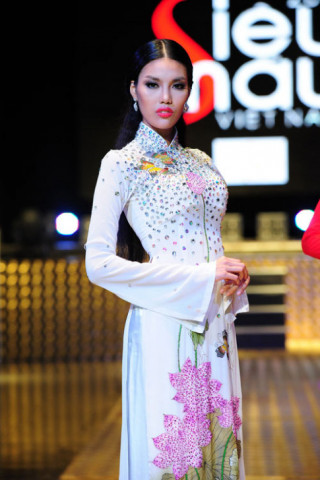 Lan Khuê thô bạo với áo dài