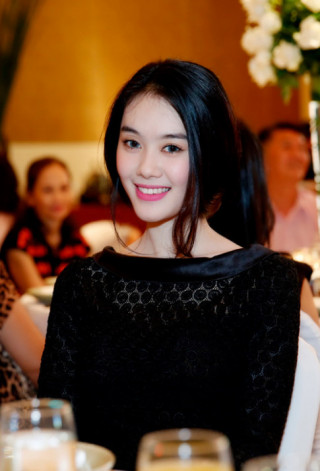 Linh Chi nổi bật với giày trăm triệu