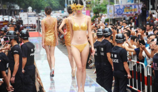 Lóa mắt với màn diễn nội y trên sàn catwalk vàng ròng