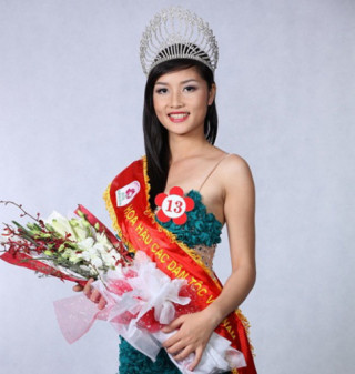 Lúng túng với hoa hậu đầu tiên xin trả vương miện