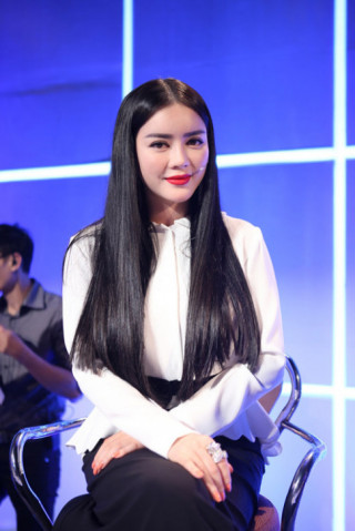 Lỳ Nhã Kỳ kiêu kỳ, thanh lịch lạ thường