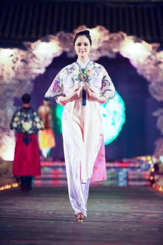 Mãn nhãn ngắm thiết kế áo dài tại Festival Huế
