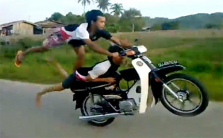  Màn trình diễn mạo hiểm với Honda Dream 