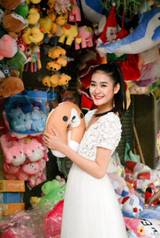 Mẫu trẻ xinh đẹp dạo phố Noel