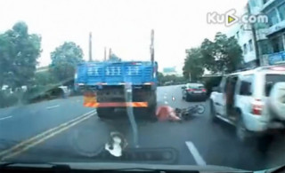  Mở cửa ôtô đẩy xe máy vào bánh xe tải 