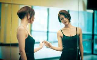 Muốn đẹp, hãy mỉm cười trước gương!