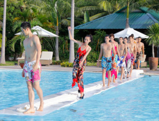 Nam nữ VNTM ngã lộn cổ xuống nước