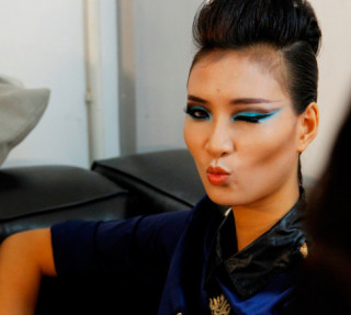 Nam nữ VNTM ngủ vạ vật khi make-up