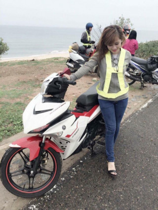 Nàng phượt thủ xinh đẹp tạo dáng bên Exciter 150 và CBR150