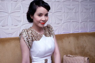 Ngọc Bích khoe làn da trắng sứ
