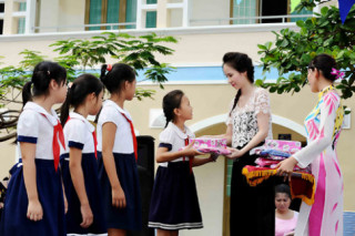 Ngọc Bích rạng rỡ về thăm trường cũ