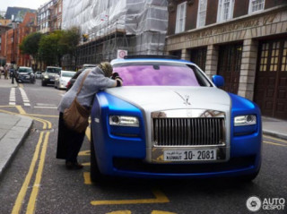 “Người ăn xin” dựa nắp ca-pô Rolls-Royce đại gia
