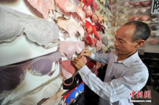 Người đàn ông Trung Quốc 20 năm sưu tập áo lót