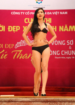 Người đẹp xứ Thanh tự tin khoe dáng với bikini