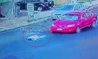  Người đi xe đạp bị ôtô đâm, trượt cày mặt xuống đường 