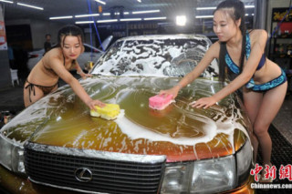 Người mẫu mặc áo tắm rửa xế hộp dát vàng