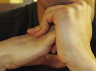 Nguồn gốc của tiếng động ‘rốp rốp’ khi bẻ khớp ngón tay đã được xác định