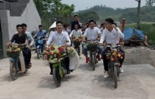 Nhiều người thích thú với màn rước dâu bằng xe Cub