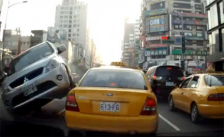  Nữ tài xế lái xe chồm lên ôtô ngược chiều 