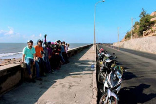 Phượt xe máy cắm trại ngay bãi biển tuyệt vời cách Sài Gòn tầm 90 km
