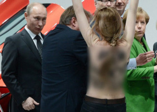 Putin bị phụ nữ khỏa thân ‘tấn công’ tại gian hàng Volkswagen