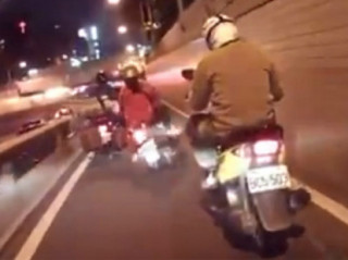  Rơi mũ bảo hiểm, cô gái ngã đập đầu xuống đường 