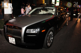 Rolls Royce Ghost EWB vi vu phố Sài Gòn