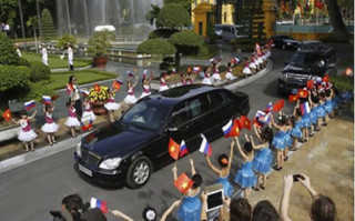 Siêu xe Tổng thống Putin chống đạn khủng cỡ nào?