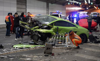  Sinh viên đua xe trong hầm, phá nát Lamborghini và Ferrari 