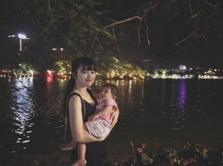 Sự giống nhau kỳ lạ của bé gái Lào Cai 3,5kg và mẹ nuôi 9x khi cùng 15 tháng tuổi