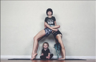 Thân hình bà mẹ 2 con siêu hot khiến bạn lập tức thành tín đồ Yoga