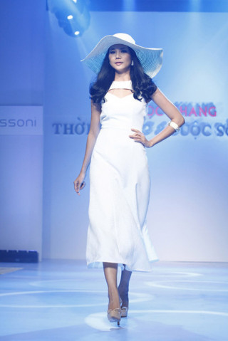 Thanh Hằng tinh khôi váy trắng ngày Hè